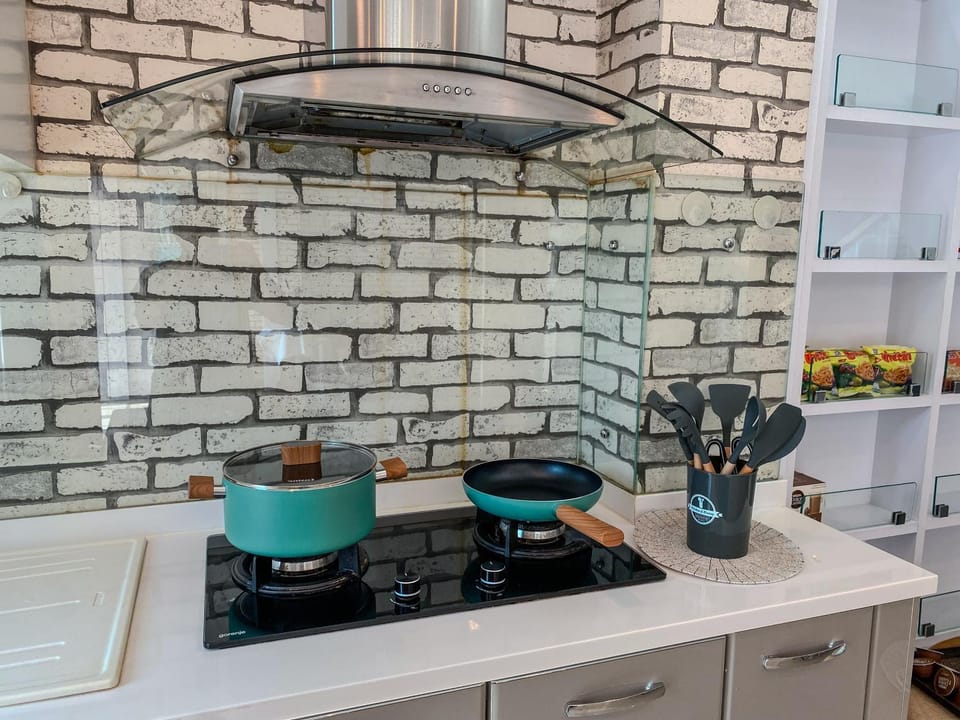 Kitchen or kitchenette, minibar, stove
