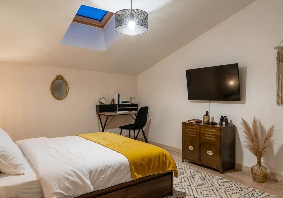 Bed, TV and multimedia, Photo of the whole room, Seating area, Bedroom