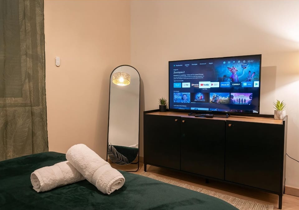 Bed, TV and multimedia, Bedroom, heating, towels