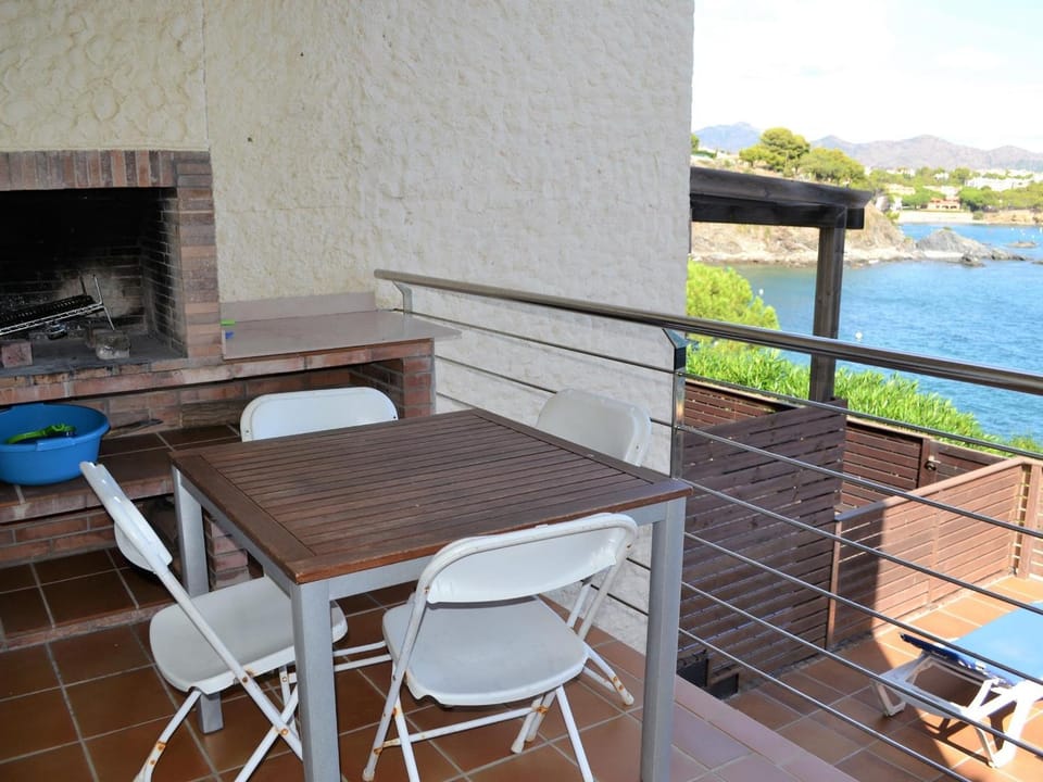 Apartamento con Terraza Amueblada y Parking a 10 Min del Centro de Llançà, Mascotas Permitidas - ES-170-9 Apartment in Alt Empordà