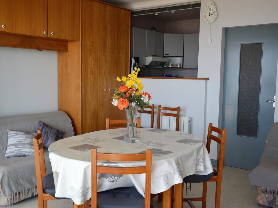 Studio Confortable pour 3 à Saint Jean de Monts, Proche Plage - FR-1-323-459 Apartment in Saint-Jean-de-Monts