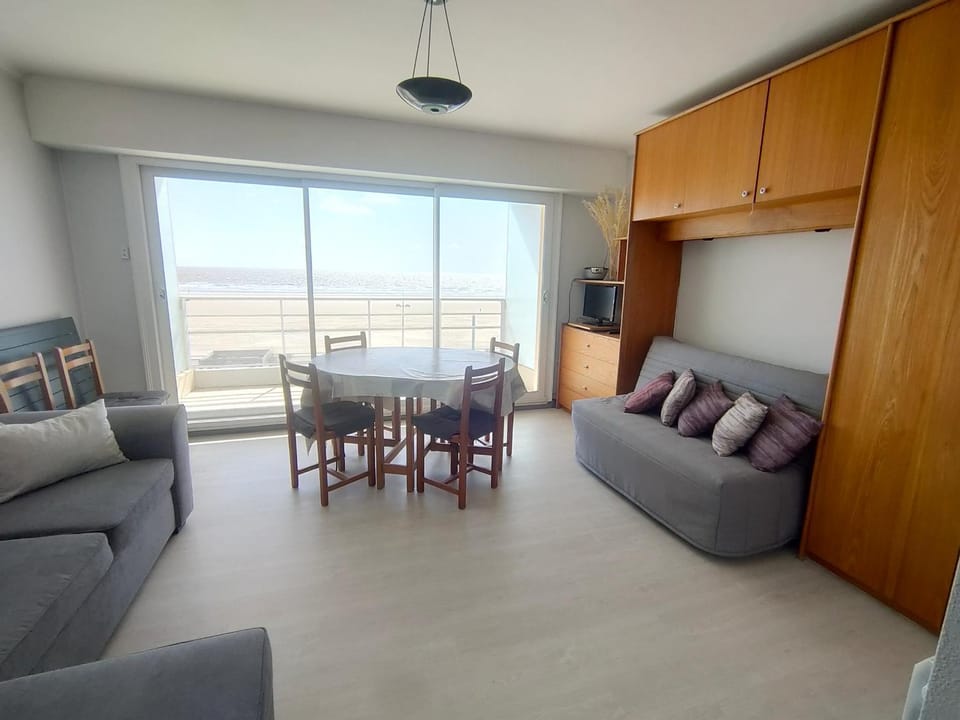 Studio Confortable pour 3 à Saint Jean de Monts, Proche Plage - FR-1-323-459 Apartment in Saint-Jean-de-Monts