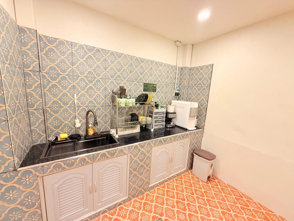 Coffee/tea facilities, Kitchen or kitchenette, Communal kitchen, minibar, kitchen