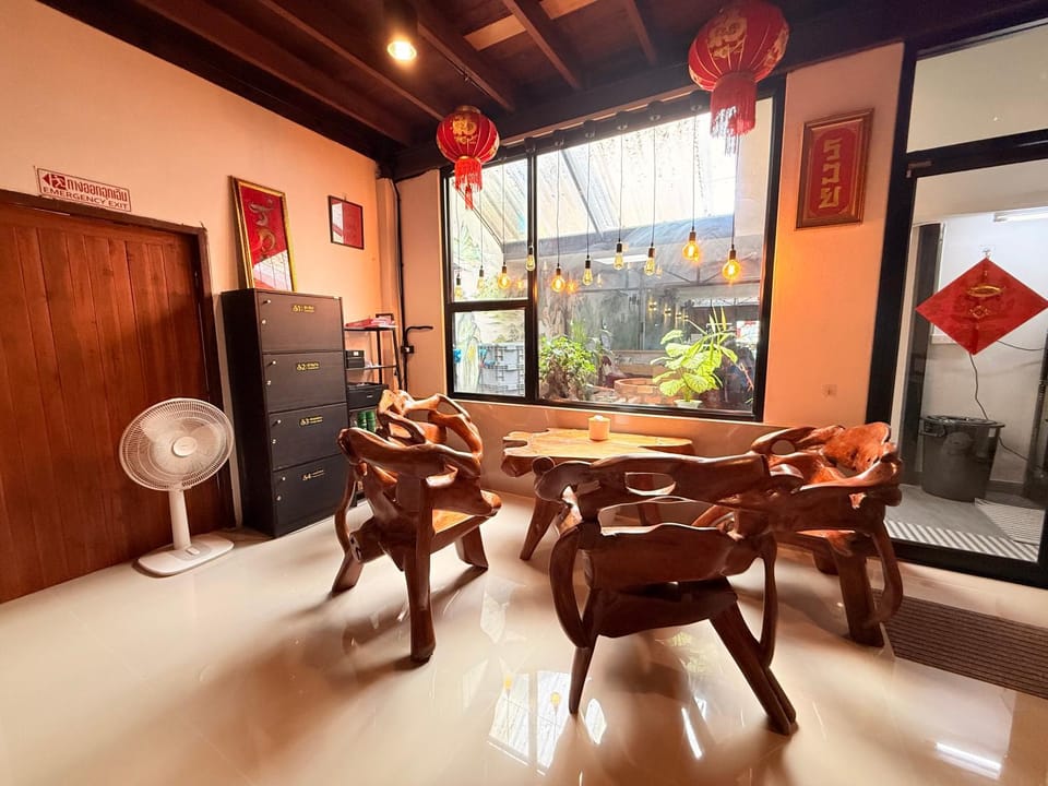 Seating area, Dining area