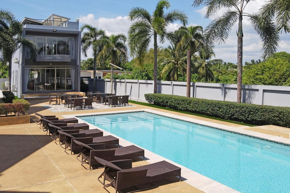 Property building, Swimming pool, sunbed