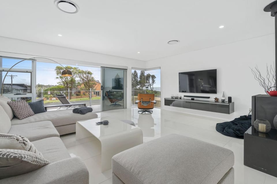 Sea La Vie - Pet Friendly with Fireplace and Swimming Pool & Spa House in Culburra Beach