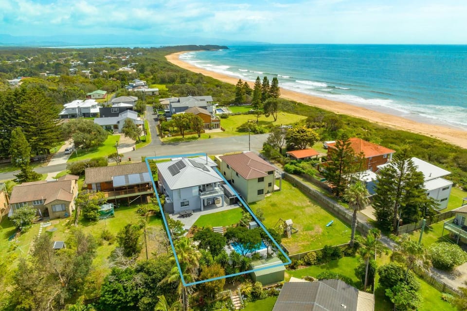 Sea La Vie - Pet Friendly with Fireplace and Swimming Pool & Spa House in Culburra Beach