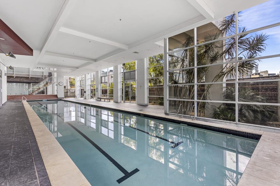 High-Floor 2-Bed CBD Unit With Views & Amenities Apartment in Brisbane City