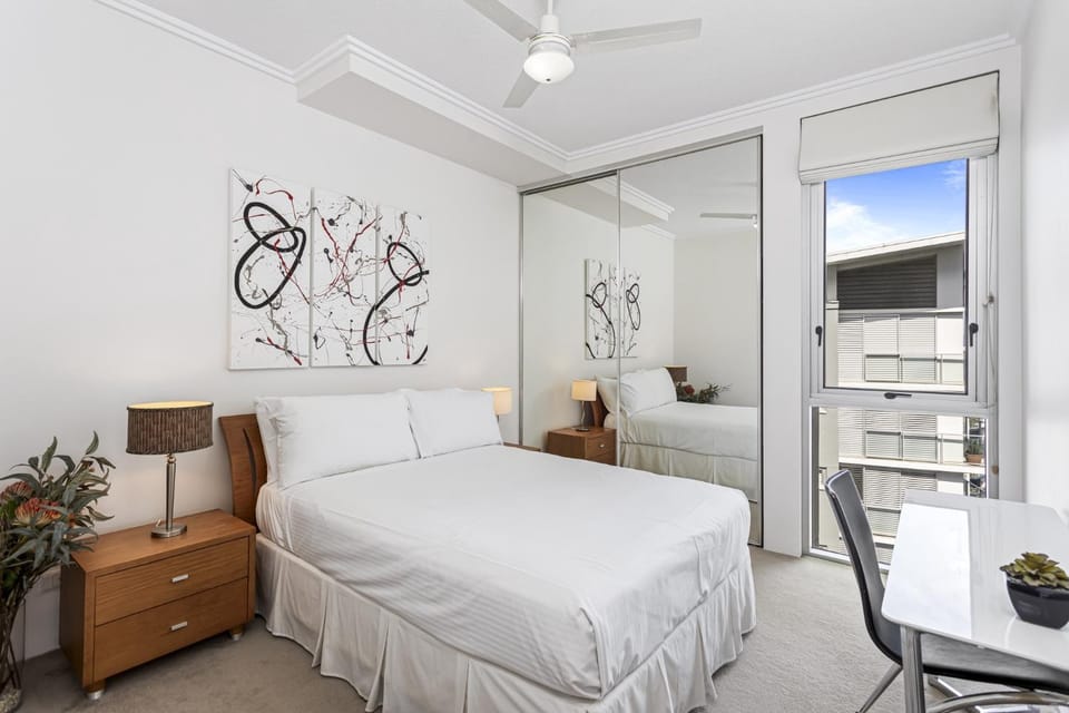 High-Floor 2-Bed CBD Unit With Views & Amenities Apartment in Brisbane City