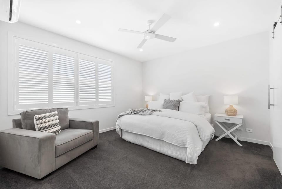 Bed, Seating area, Bedroom