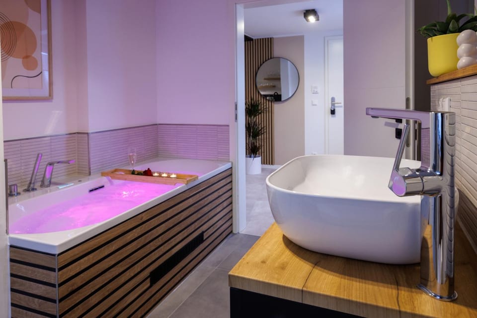 Hot Tub, Bathroom, Bath, towels