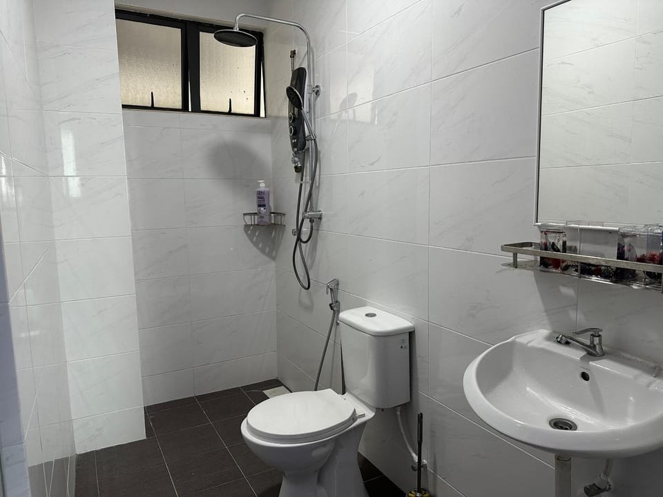 Shower, Toilet