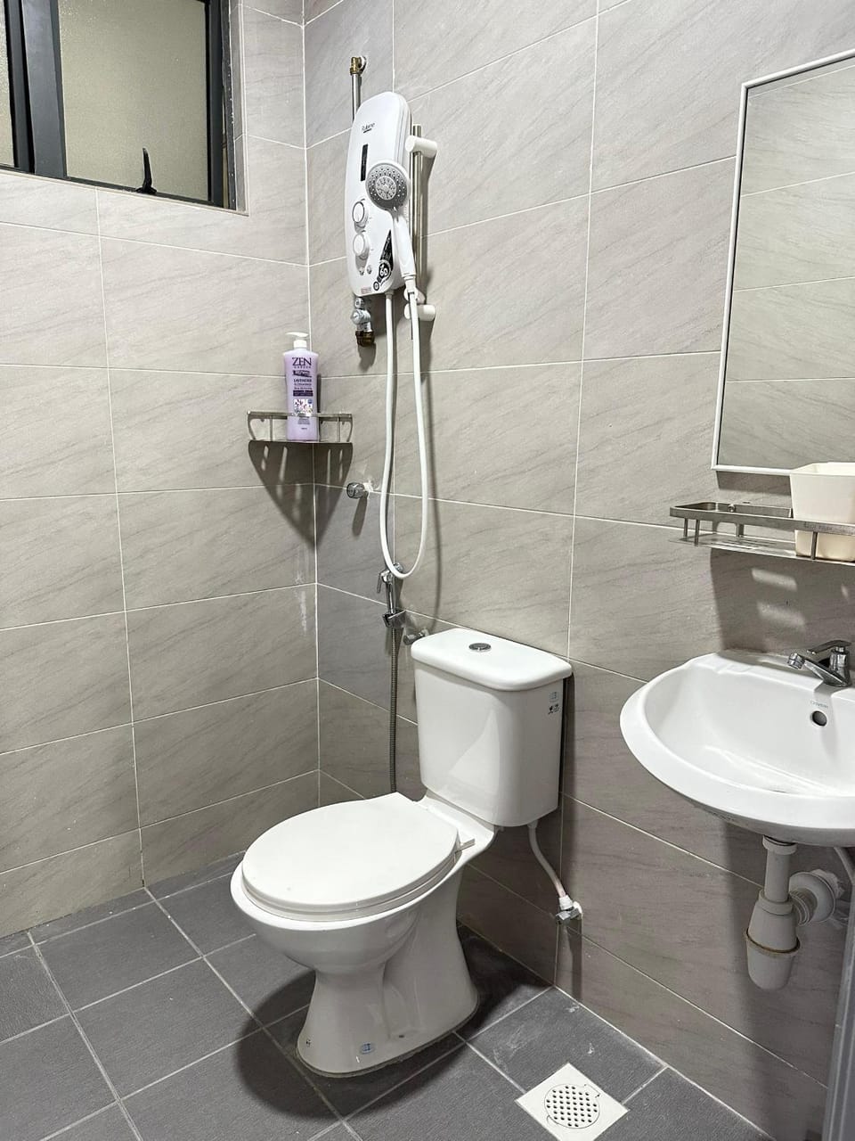 Shower, Toilet