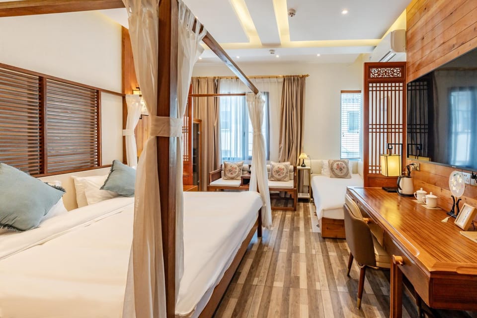 Bed, TV and multimedia, Photo of the whole room, Seating area, Bedroom