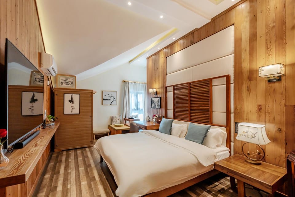 Bed, TV and multimedia, Photo of the whole room, Seating area, Bedroom