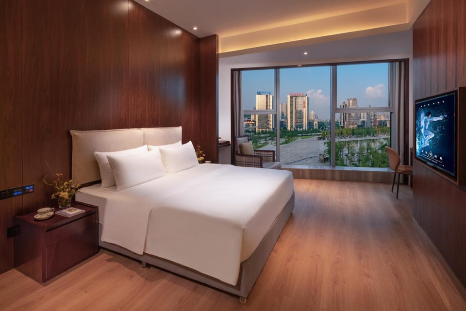 Bed, TV and multimedia, Photo of the whole room, Bedroom, City view