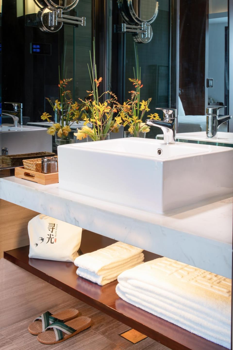 Toilet, towels