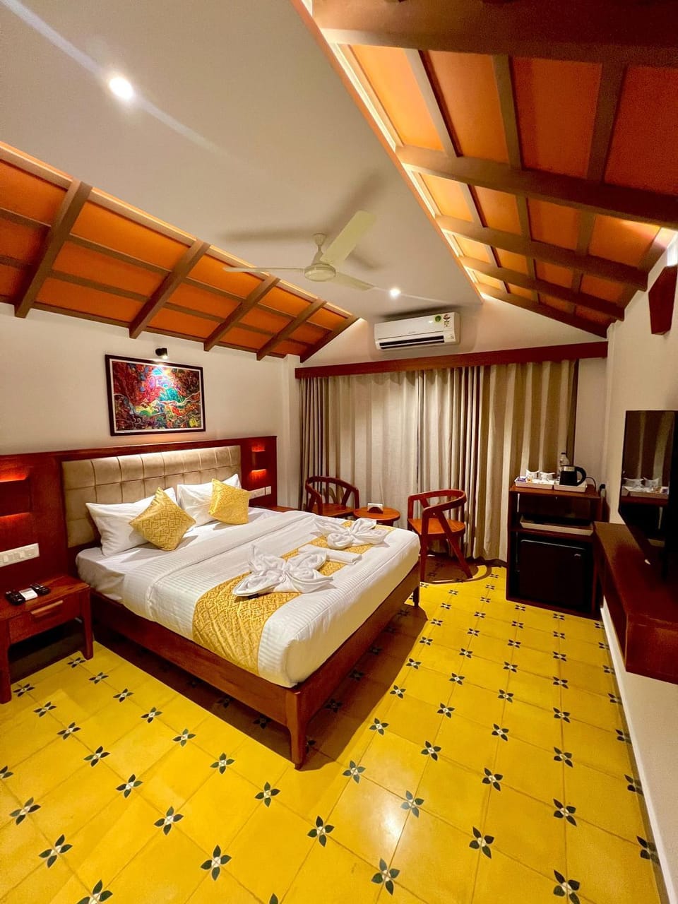 Photo of the whole room, Bedroom