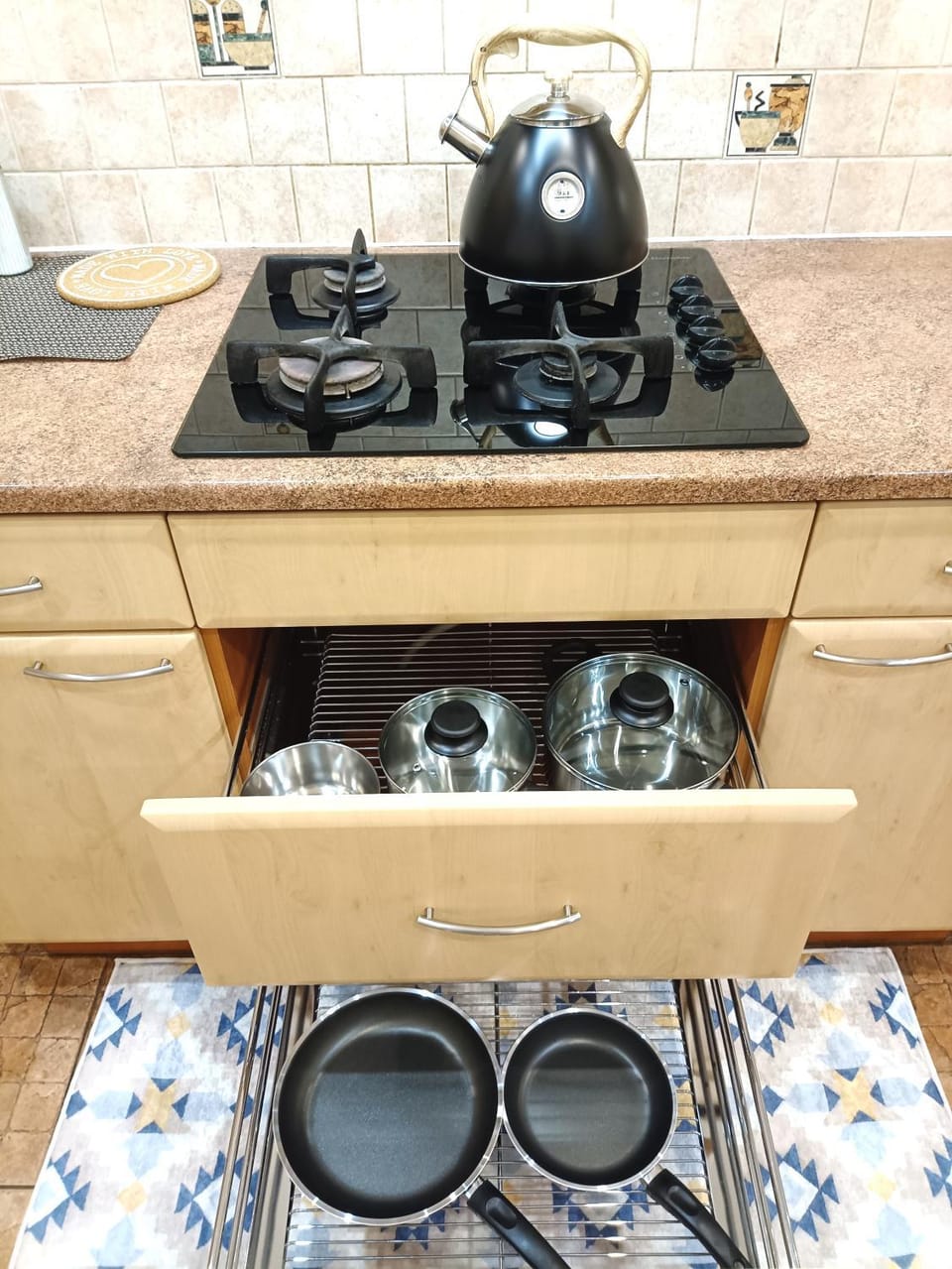 Kitchen or kitchenette, minibar, stove