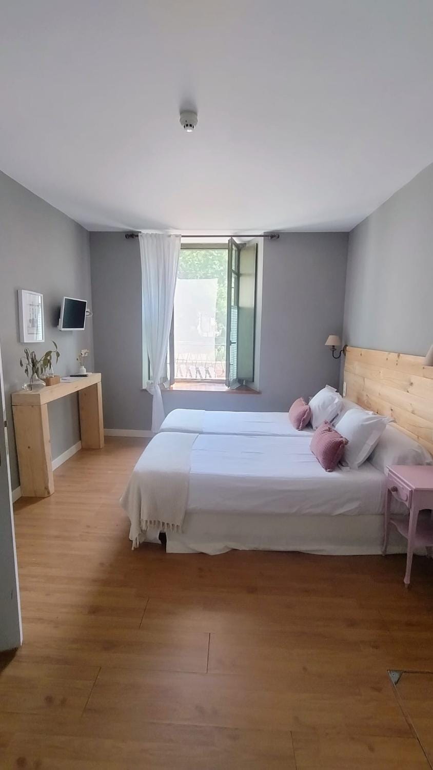 Bed, TV and multimedia, Photo of the whole room, Bedroom