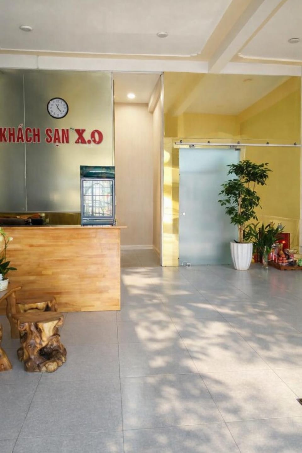 Lobby or reception, Text overlay