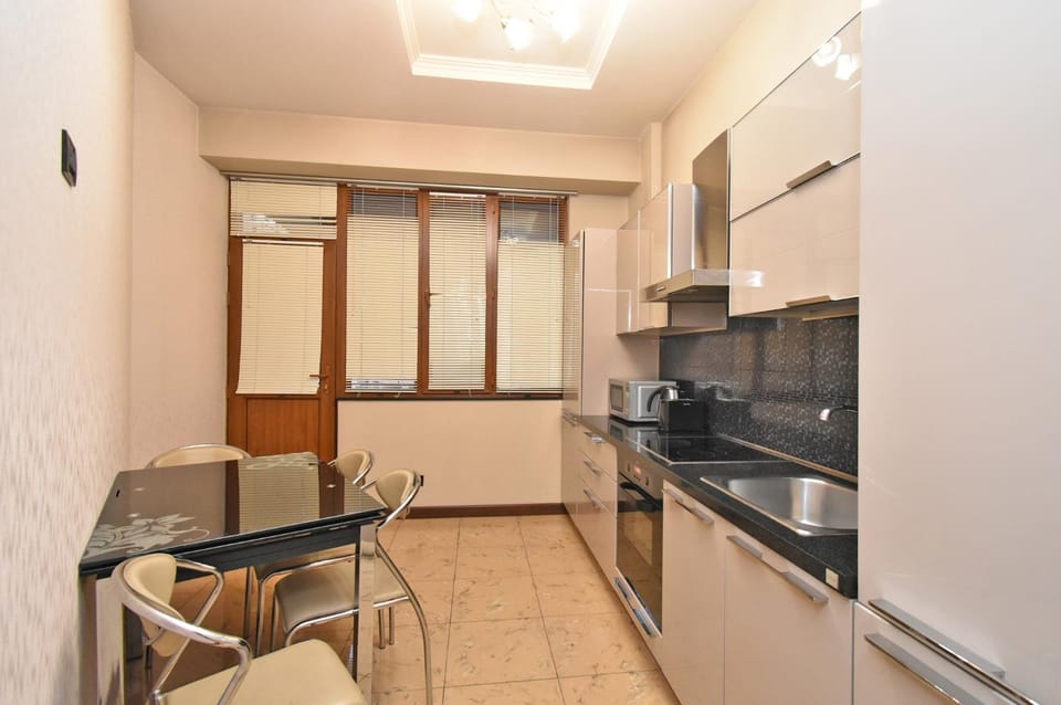 Kitchen or kitchenette, minibar