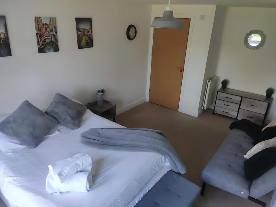 2 Bed Crawley Apt - Near Gatwick Apartment in Crawley