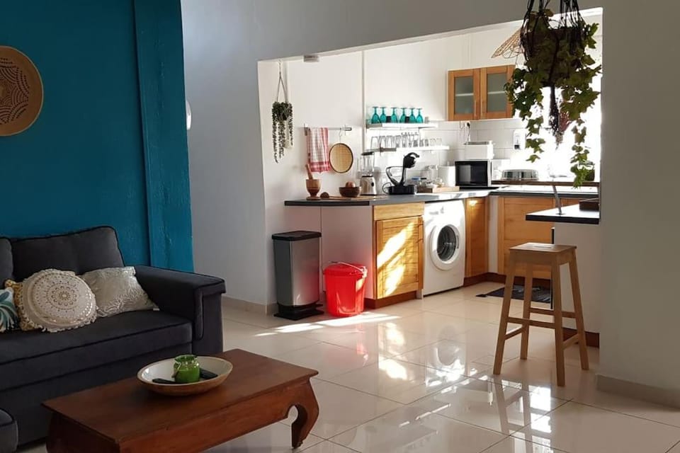 Coffee/tea facilities, Kitchen or kitchenette, Living room, Seating area, Dining area, oven, stove, toaster