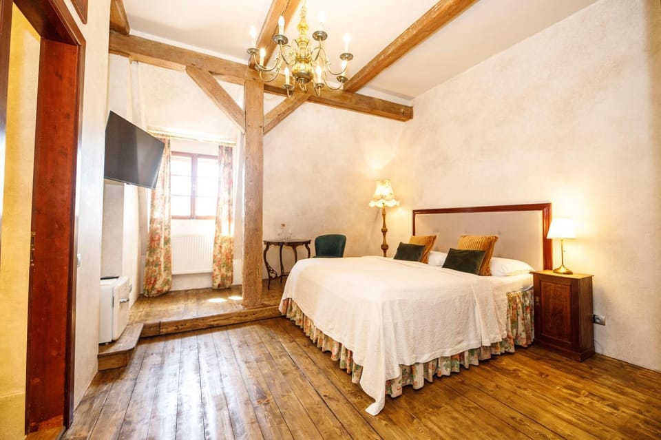 Bed, Photo of the whole room