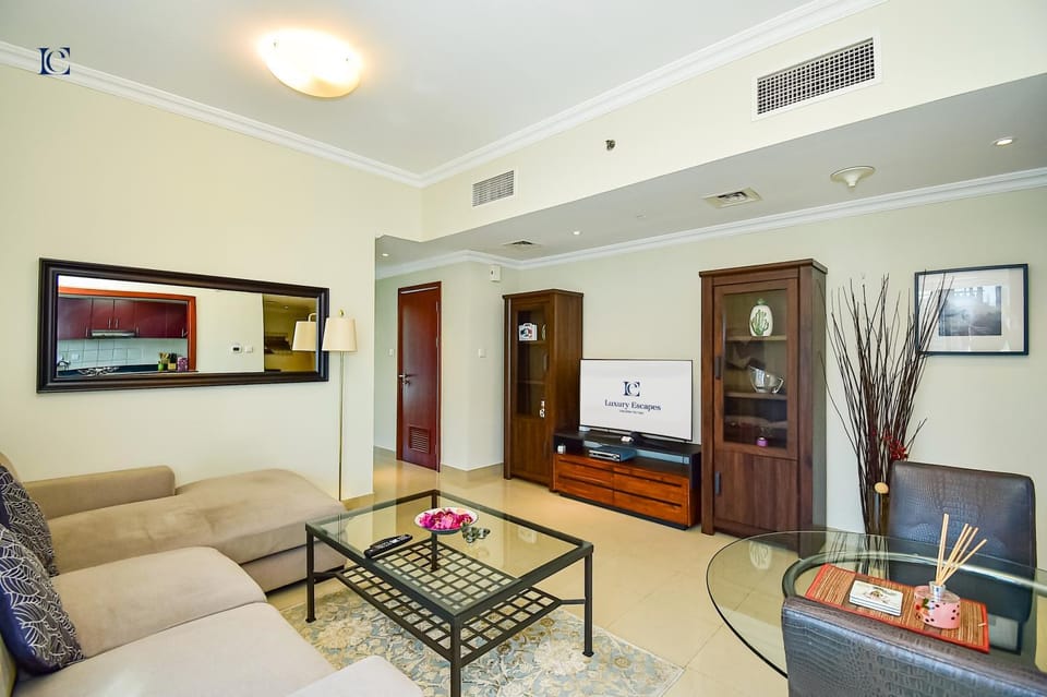Communal lounge/ TV room, TV and multimedia, Living room, Seating area, Evening entertainment