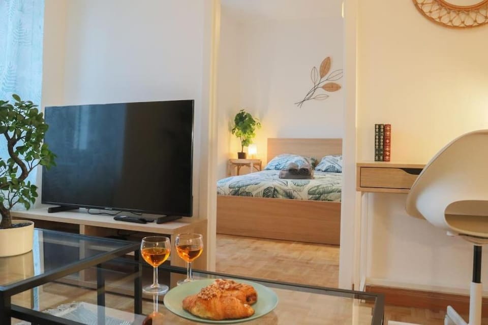 Bed, TV and multimedia, Food and drinks