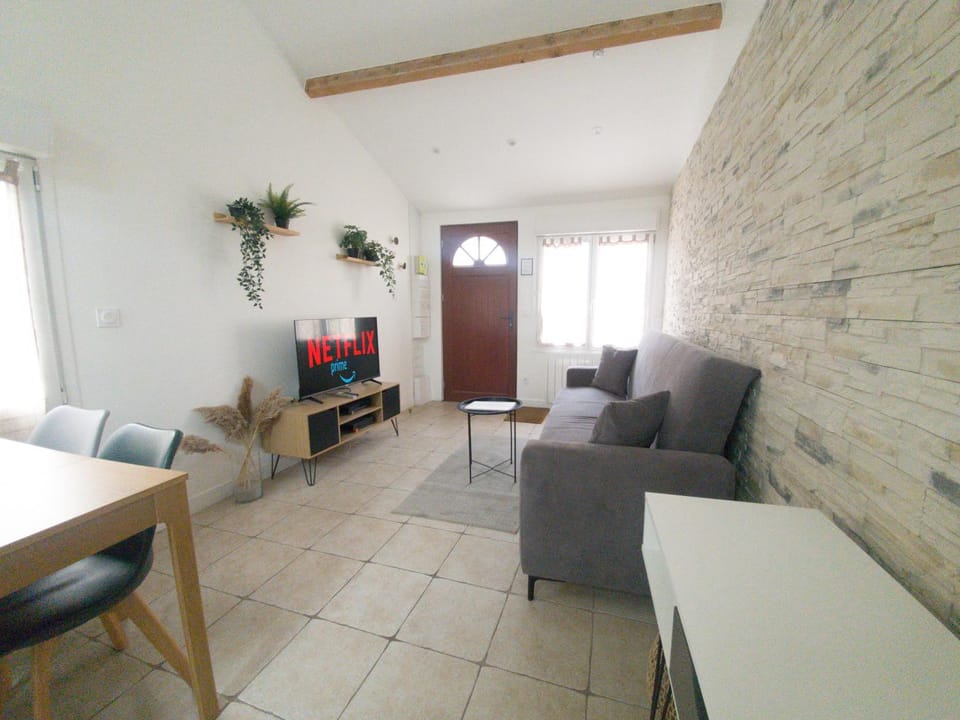 Communal lounge/ TV room, TV and multimedia, Living room, Seating area, Dining area