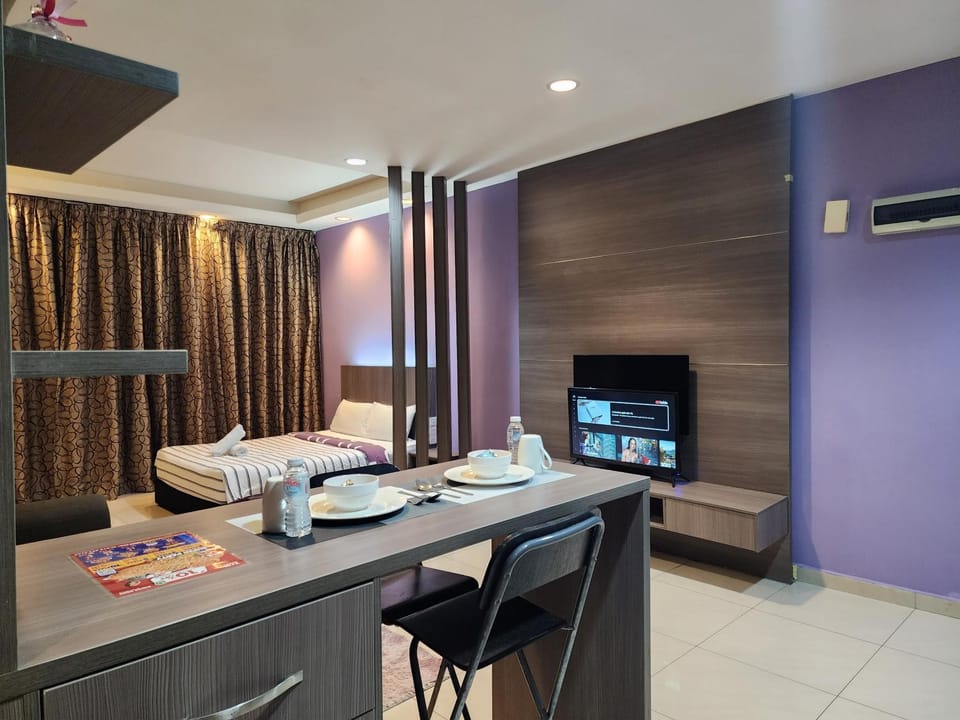 Bed, TV and multimedia, Dining area