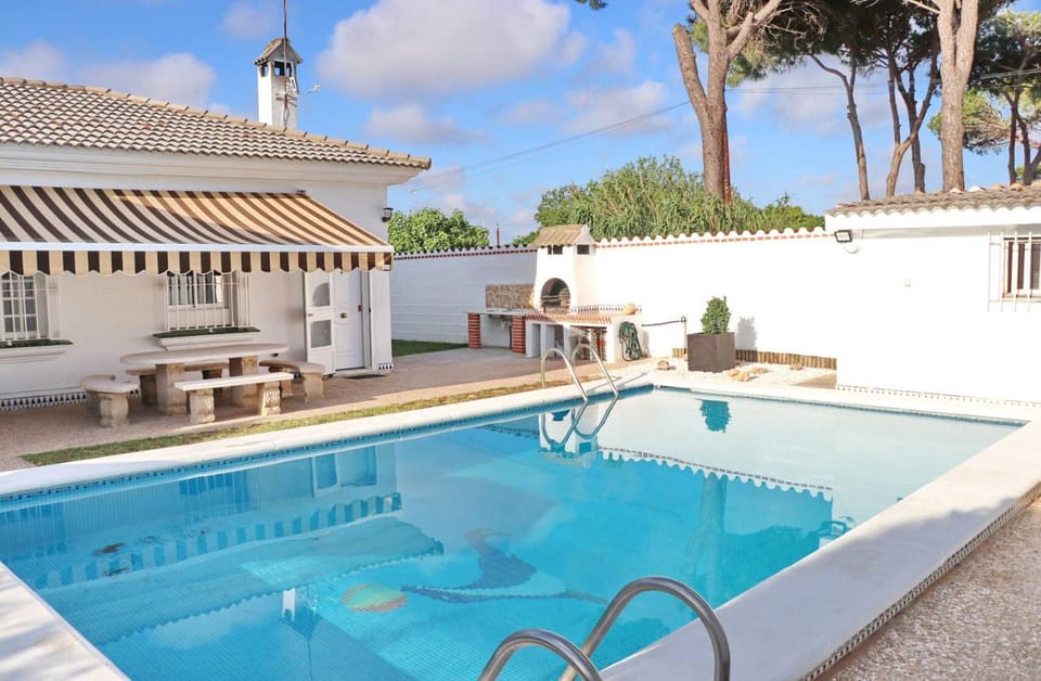 Property building, BBQ facilities, Swimming pool
