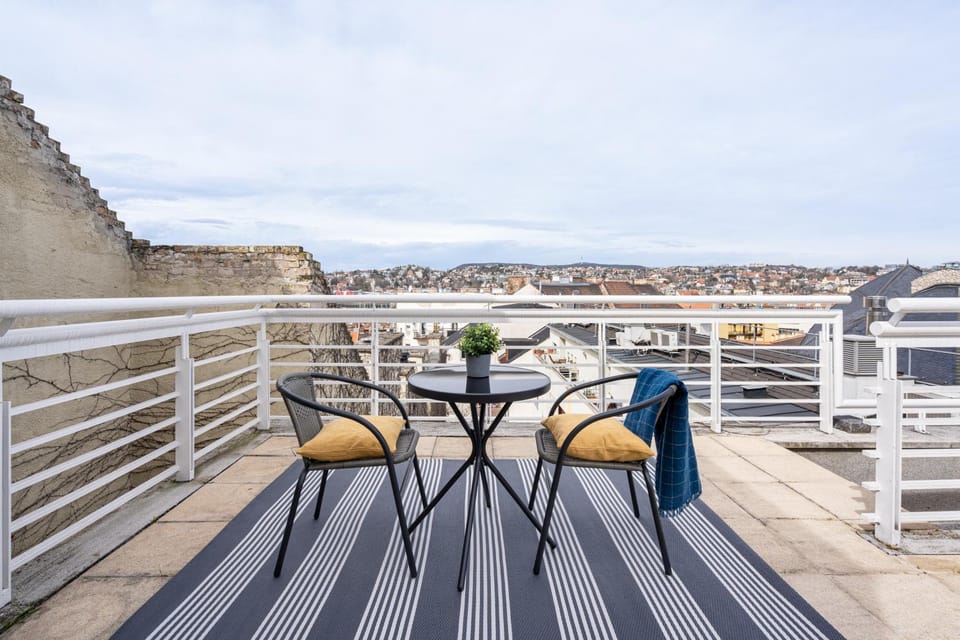 Spacious rooftop home with parliament&Danube view Apartment in Budapest
