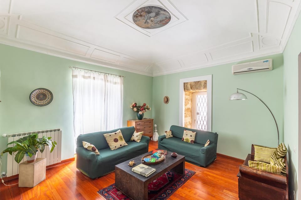 Living room, Seating area, air conditioner