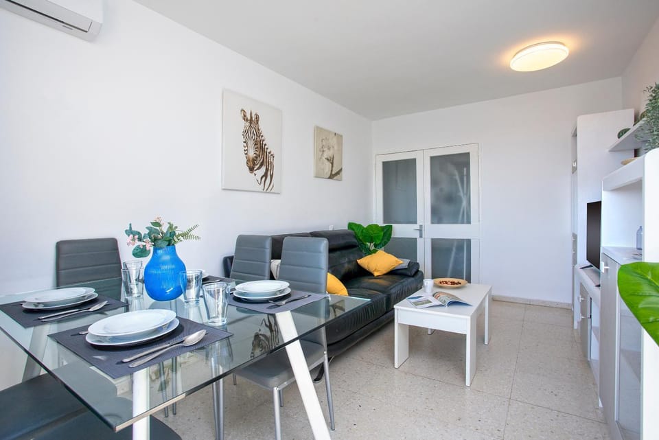 Living room, Seating area, Dining area, air conditioner