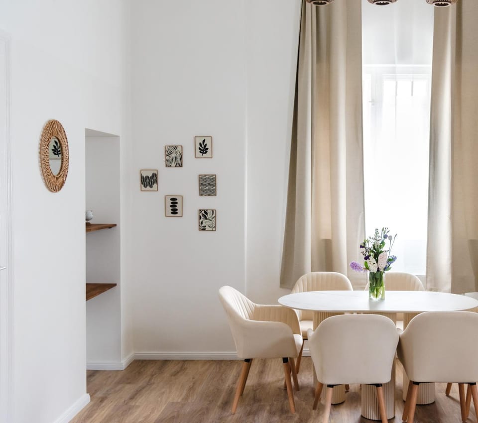 View (from property/room), Living room, Decorative detail, Seating area, Dining area