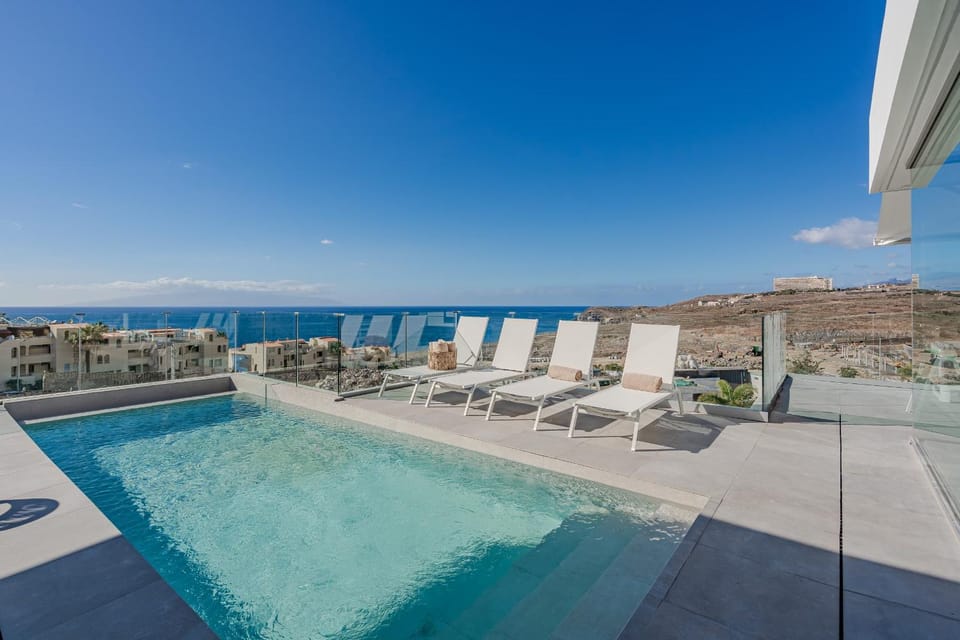 Sea view, Swimming pool, sunbed