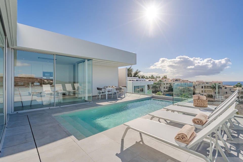 Pool view, Sea view, Swimming pool, sunbed
