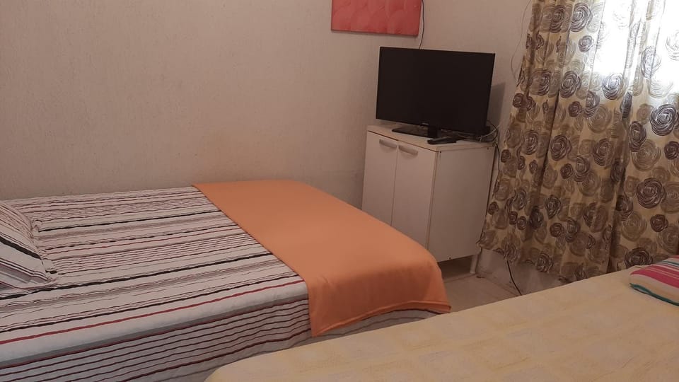 Communal lounge/ TV room, Bed, TV and multimedia