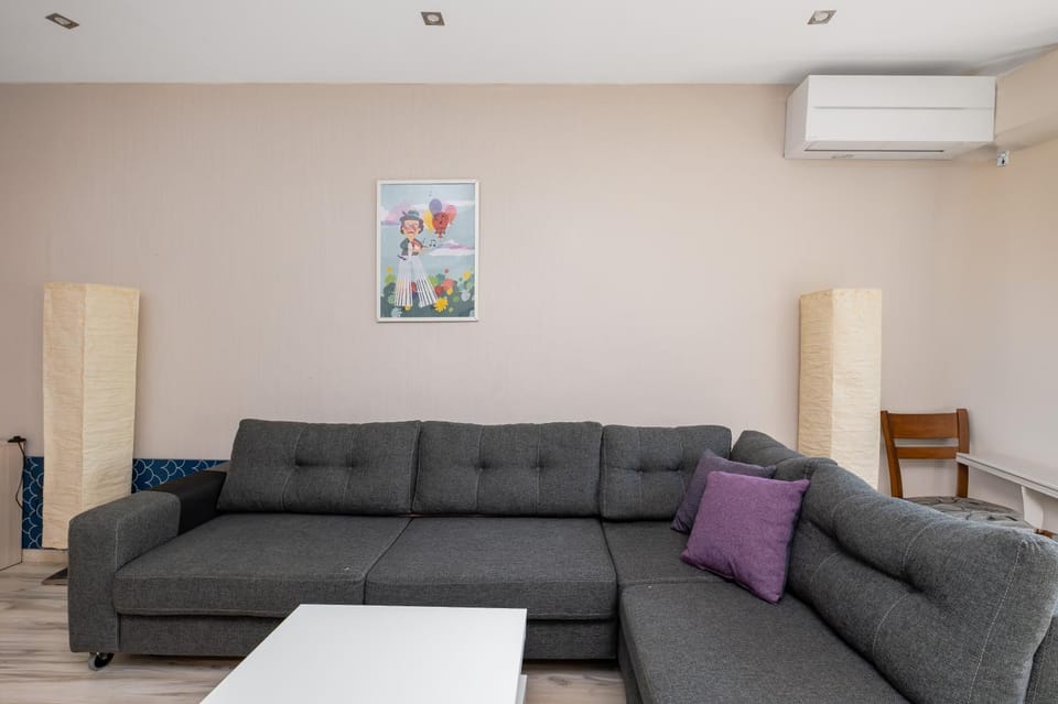 TV and multimedia, Living room, Seating area, air conditioner