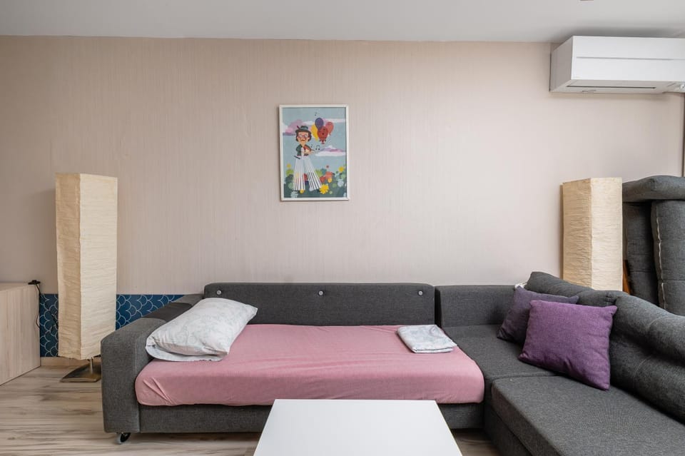 Bed, Living room, Seating area, air conditioner