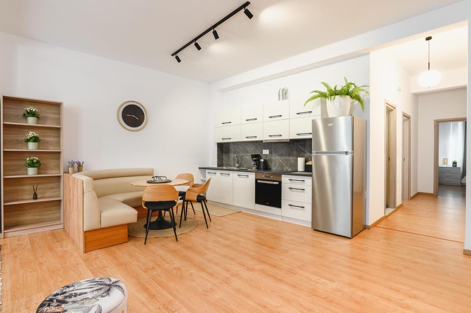 Kitchen or kitchenette, Seating area, Dining area, pet friendly, stove, toaster