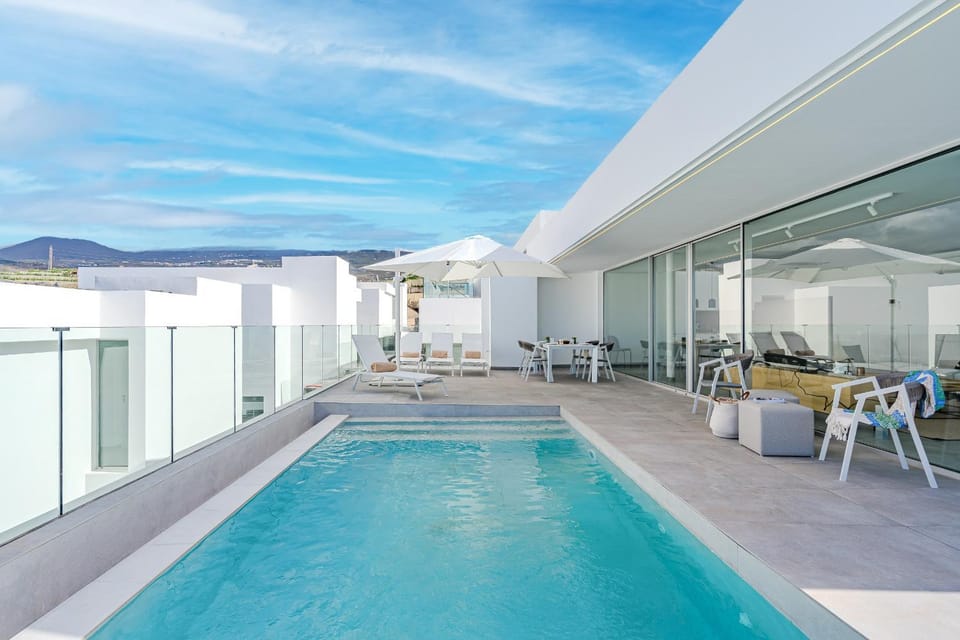 Day, Balcony/Terrace, Mountain view, Pool view, Swimming pool, sunbed