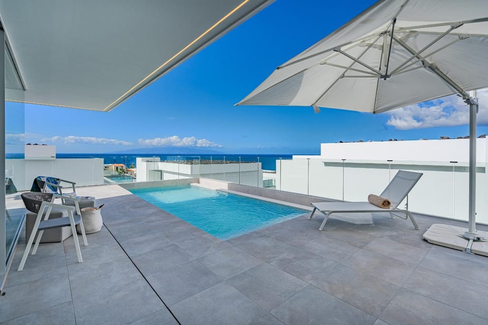 View (from property/room), Balcony/Terrace, Pool view, Sea view, Swimming pool, sunbed
