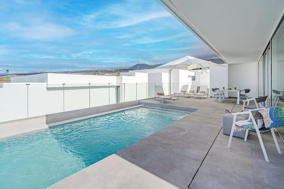 Balcony/Terrace, Pool view, Swimming pool, sunbed