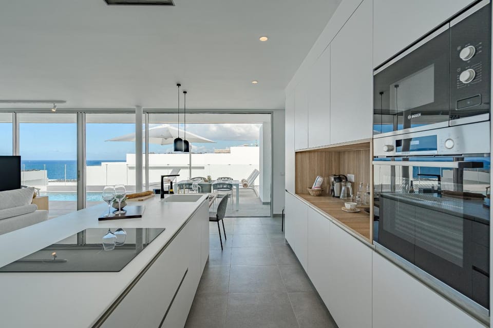 Dining area, Sea view, minibar, pet friendly, stove, kitchen