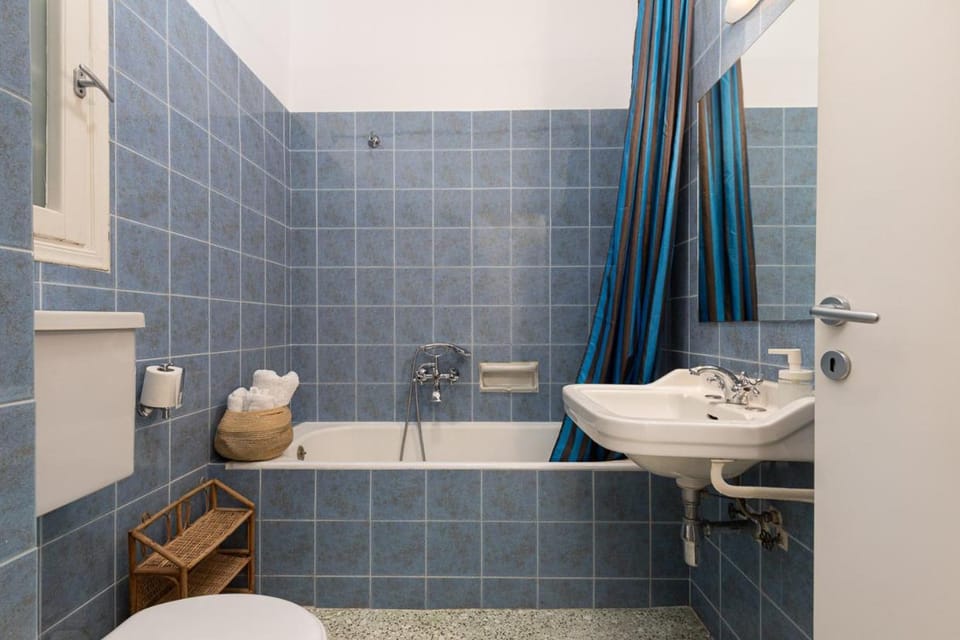 Shower, Toilet, Bathroom, Bath, towels