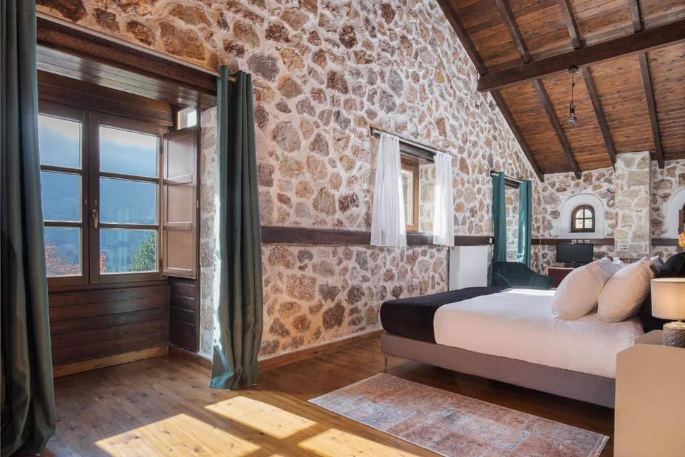 Bed, Photo of the whole room, Seating area, Bedroom